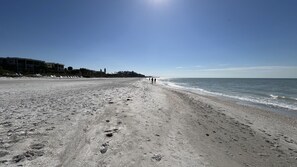 På stranden og strandhåndklær
