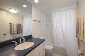 Shower, hair dryer, towels, soap - Beautiful Oceanfront Beach Haven (Longboat Key)