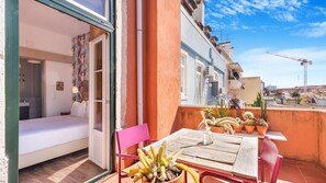 Outdoor dining - The Indy House | 210 by LovelyStay (Lisboa)