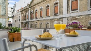 Outdoor dining - The Indy House | 303 by LovelyStay (Lisboa)