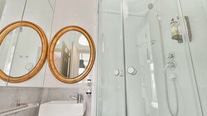 Secador de cabelo, toalhas de banho