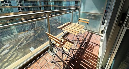 Downtown 2 bedroom Gem with Free Parking