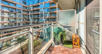 Downtown 2 bedroom Gem with Free Parking