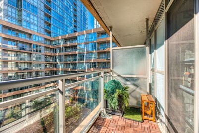 Downtown 2 bedroom Gem with Free Parking