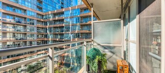 Downtown 2 bedroom Gem with Free Parking