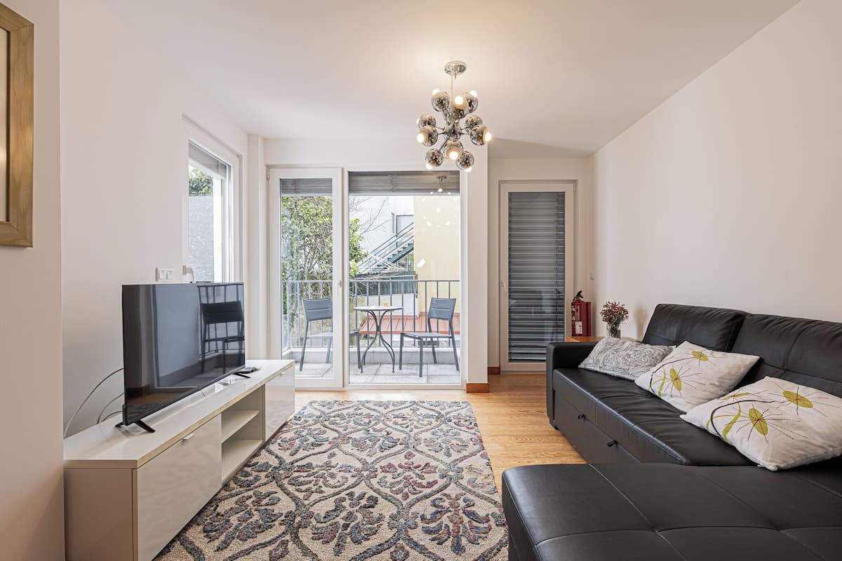 Căn hộ tiện nghi đơn giản, 1 giường đôi và sofa giường, ban công | Khu phòng khách | TV LCD 20-inch có truyền hình cáp