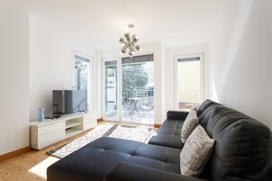 Apartamento conforto, 1 cama de casal e sofá-cama, sacada | Área de estar | TV LCD 20 polegadas com canais a cabo