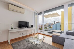 Alloggio panoramico su due livelli, 2 camere da letto, terrazzo, vista fiume | Area soggiorno | TV LCD 20 pollici con canali via cavo