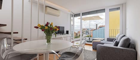 Panoramic Duplex, 2 Bedrooms, Terrace, River View | Living area