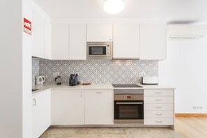 Apartamento Confort, 1 cama doble con sofá cama, balcón | Cocina privada | Frigorífico, microondas, horno y placa de cocina