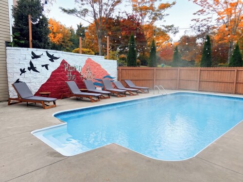 Resort-style home w/ heated pool, hot tub, arcade