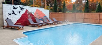 Resort-style home w/ heated pool, hot tub, arcade