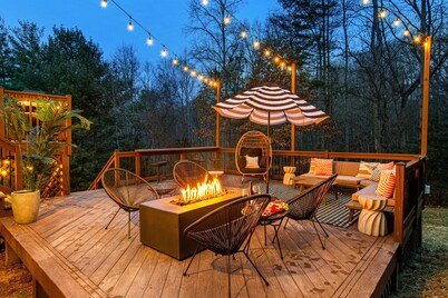 Resort-style home w/ heated pool, hot tub, arcade