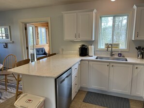 Fridge, microwave, oven, stovetop - Create Memories only 10 min walk to Long Sands beach. (York)