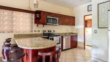 Appartement | Cuisine privée | Réfrigérateur, micro-ondes, four, plaque de cuisson