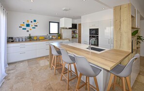 Réfrigérateur, four, plaque de cuisson, lave-vaisselle