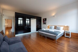 Une chambre à coucher moderne avec un grand lit, un canapé et une armoire.