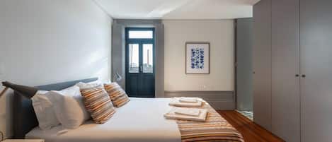 2 bedrooms, internet, bed sheets