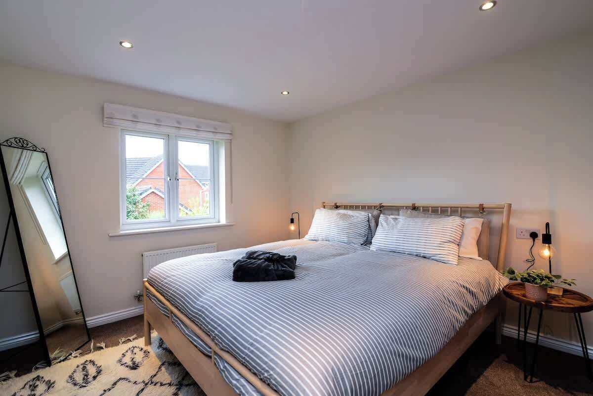 4 bedrooms, iron/ironing board, WiFi