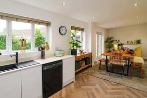 Fridge, microwave, oven, dishwasher - Amazing City Centre Home (Derby)
