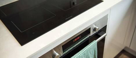 冷蔵庫、電子レンジ、オーブン、食器洗い機