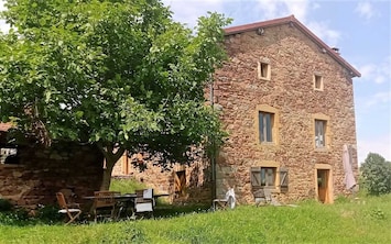 Grand Gßte 'Au Foin Tendre' à Amplepuis (RhÎne - Beaujolais Vert - proximité Lac des Sapins) : la maison cÎté jardin.