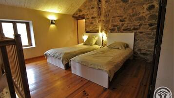 5 bedrooms, travel crib, free WiFi