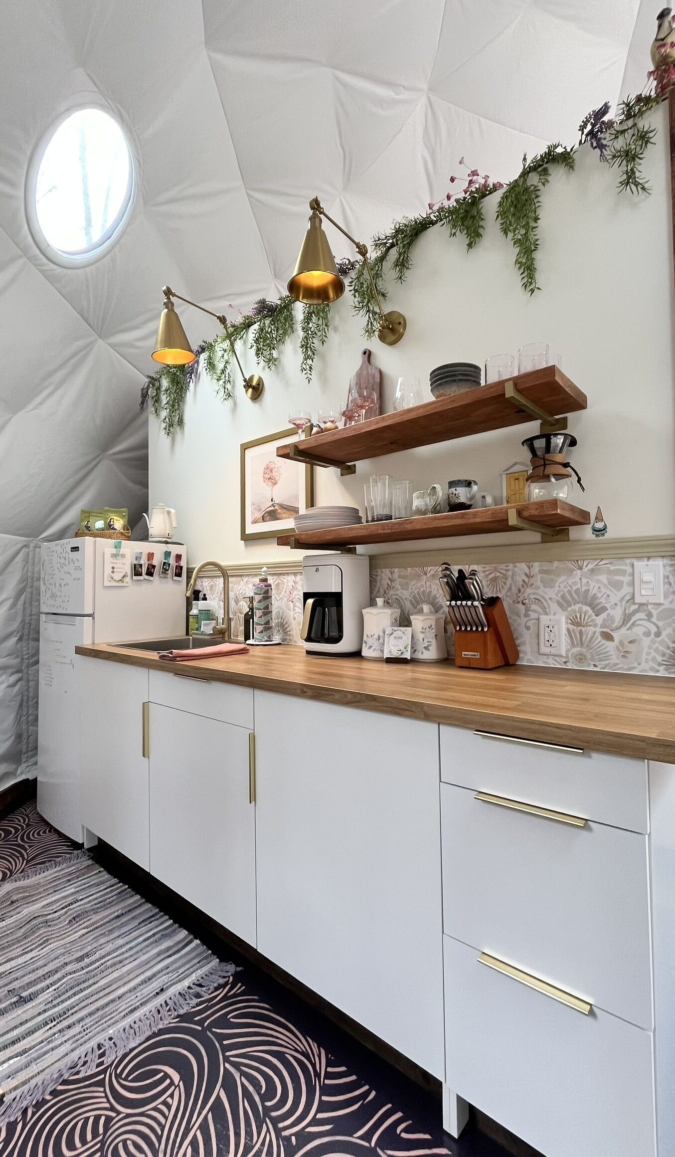 Coffee/tea maker, fridge, microwave, stovetop