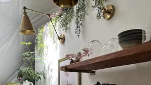 Cafetière/bouilloire, réfrigérateur, micro-ondes, plaque de cuisson