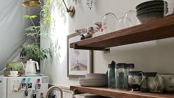 Een koffiezetapparaat/waterkoker, een koelkast, een magnetron