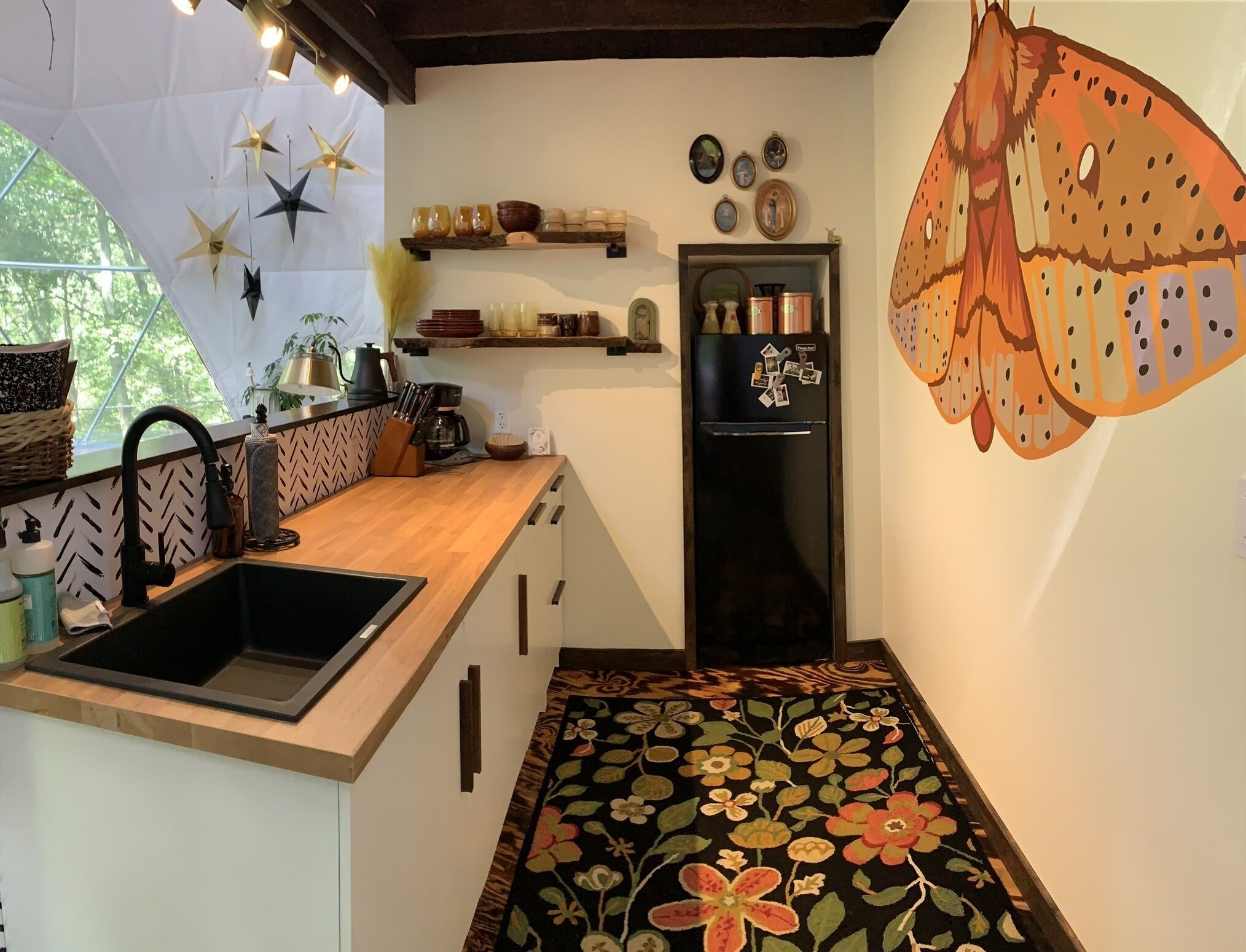 Coffee/tea maker, fridge, microwave, stovetop