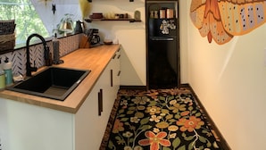 Coffee/tea maker, fridge, microwave, stovetop