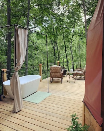 Property grounds. The Cocoon- Magical Glamping Dome in the Forest!