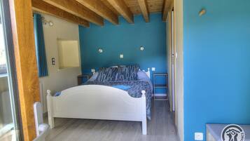 1 bedroom, travel cot, free WiFi