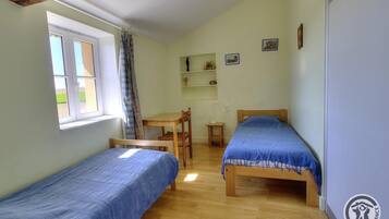 4 bedrooms, travel crib, free WiFi