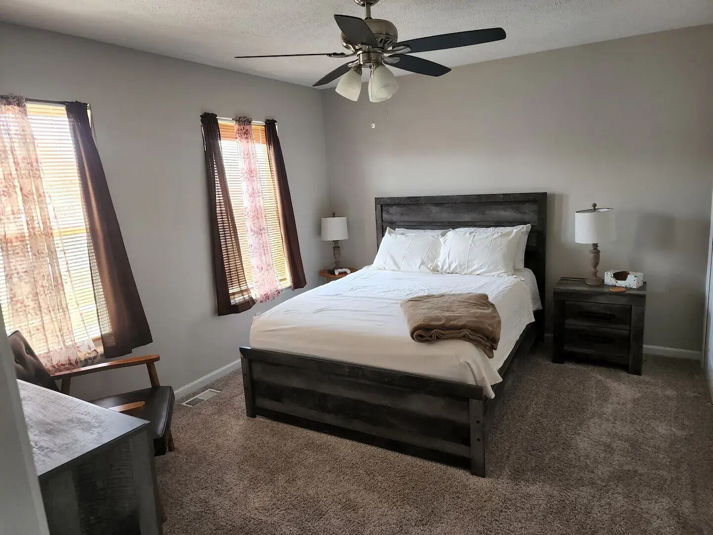 4 soverom, skrivebord, strykejern/-brett og wi-fi