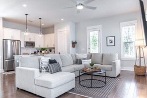 Smart TV, books - New Inlet Beach House, Steps to 30Avenue, 1/2 Mile to Beach! (Inlet Beach)