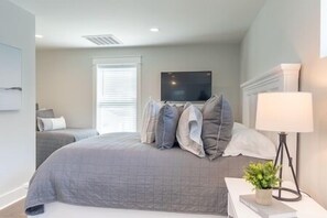 4 bedrooms, iron/ironing board, travel cot, free WiFi - New Inlet Beach House, Steps to 30Avenue, 1/2 Mile to Beach! (Inlet Beach)