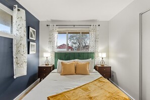 3 bedrooms, desk, WiFi, bed sheets