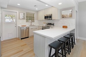 Geladeira, micro-ondas, fogão, cooktop