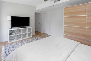 3 habitaciones, tabla de planchar con plancha y cuna de viaje 