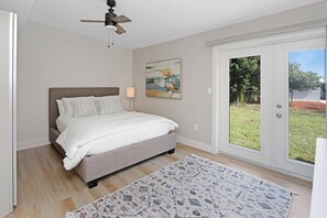 3 quartos, ferros/tábuas de passar roupa, berço de viagem