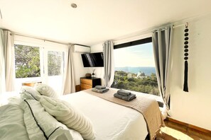 4 bedrooms, WiFi, wheelchair access - Villa in Cala Salada area with Amazing Sunset View (Sant Antoni de Portmany)