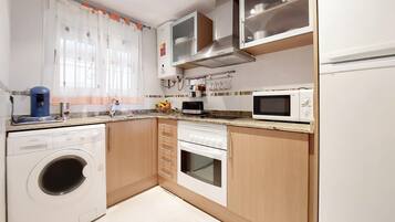 Frigorífico, horno y placa de cocina