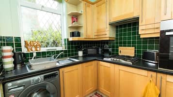 Maison | Cuisine privée | Réfrigérateur, micro-ondes, four, plaque de cuisson