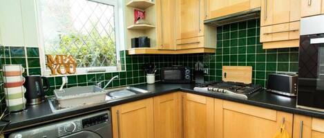 Casa | Cocina privada | Refrigerador, microondas, horno y parrilla de estufa