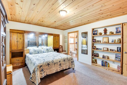 Rustic Jefferson Retreat w/ Fire Pit: Near Athens!