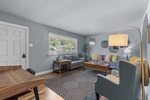 TV - 3 Bedroom Ranch in St Peters by StayLage (Saint Peters)