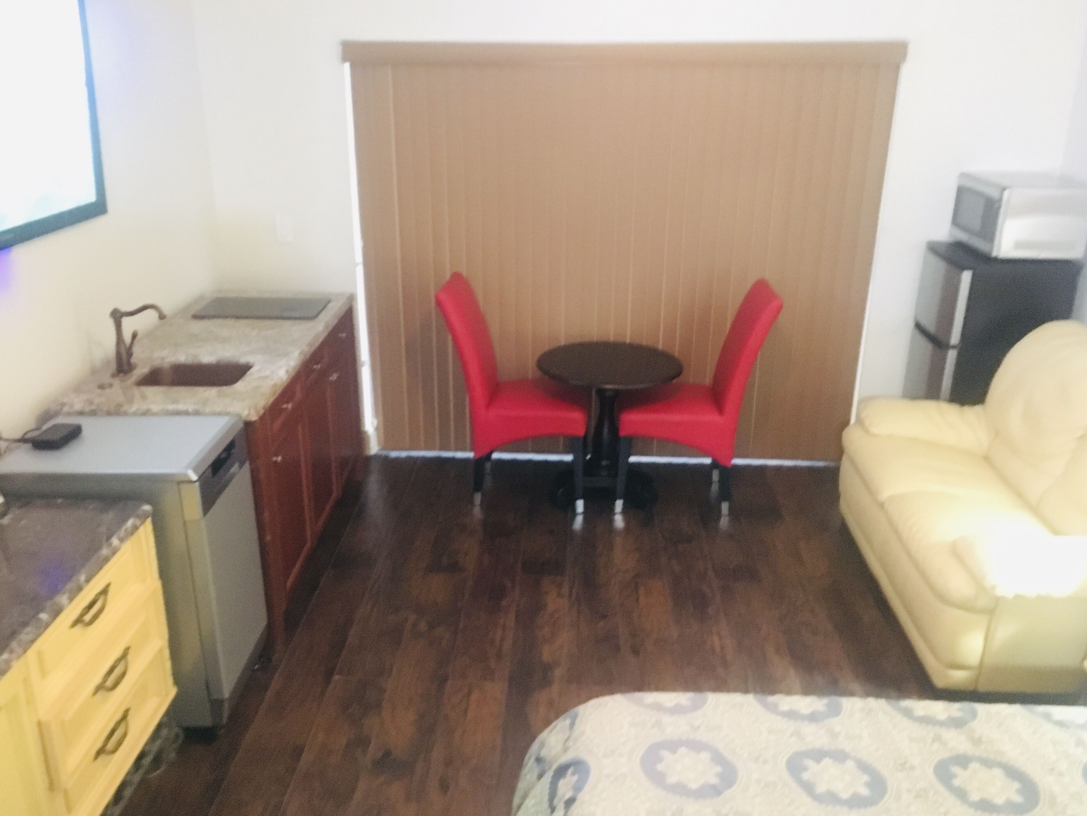 Premium Suite for Long Term Stay in quiet neighborhood. Move in with suitcase!