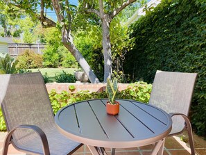 Outdoor dining - Bebedeux - Charming & Clean Classic in the Fab 40s 

 (Sacramento)